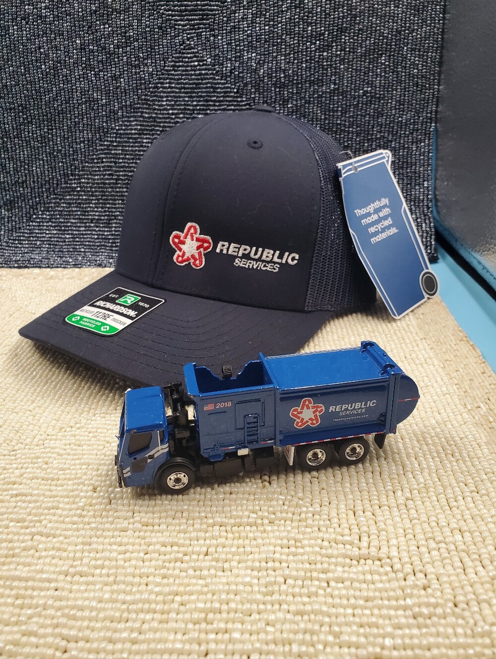 First Gear Repulic Services 1/87 Scale Diecast Garbage Truck  2018 + 1 New Cap